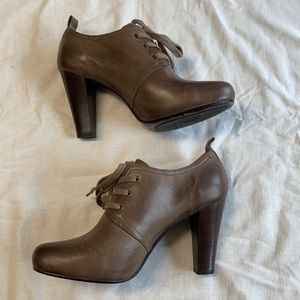 Frye Marissa Oxford Heels, Size 8, taupe
